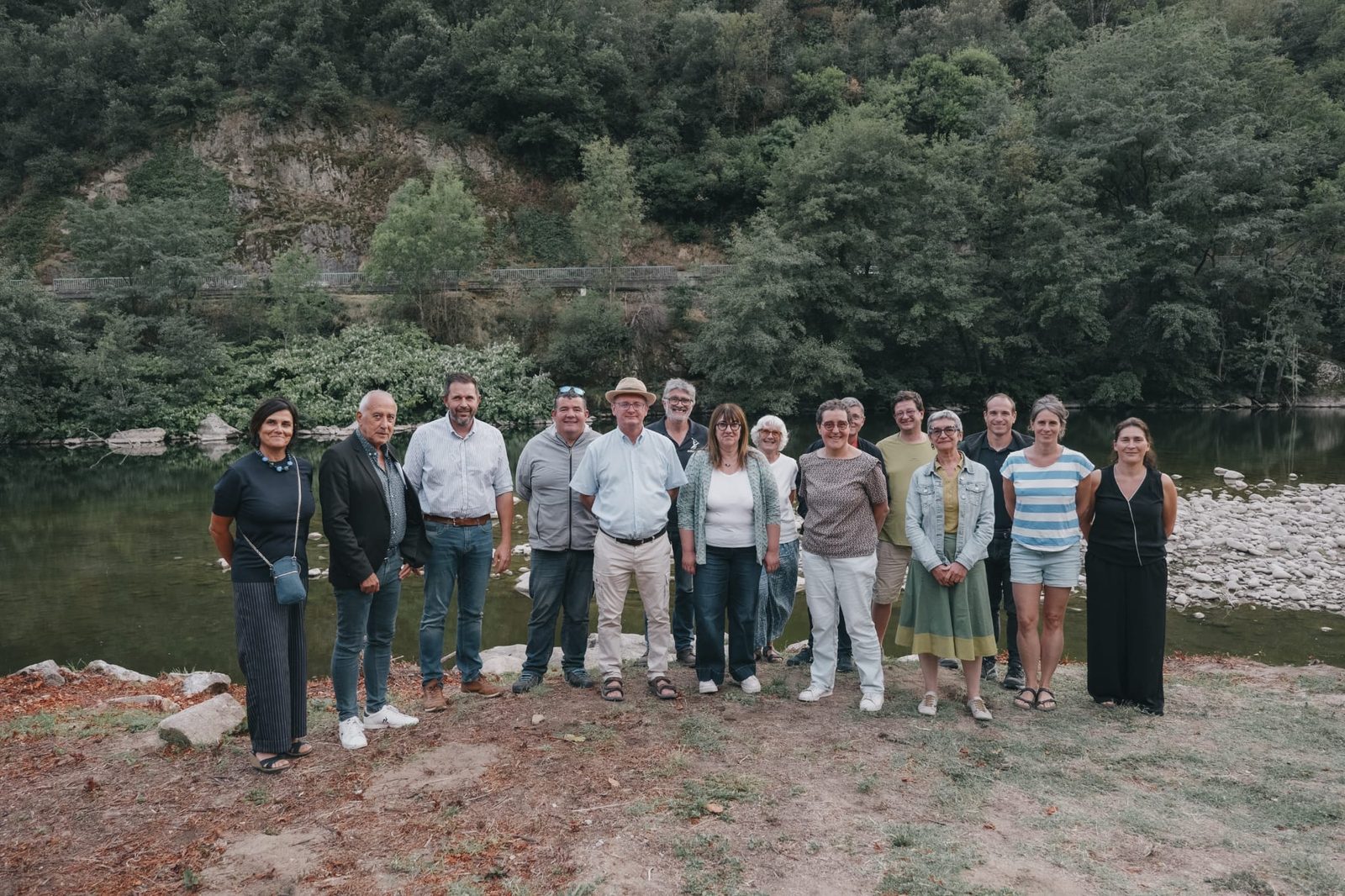 Les signataires et les représentants des collectivités réunis au bord de l'Eyrieux après la signature.